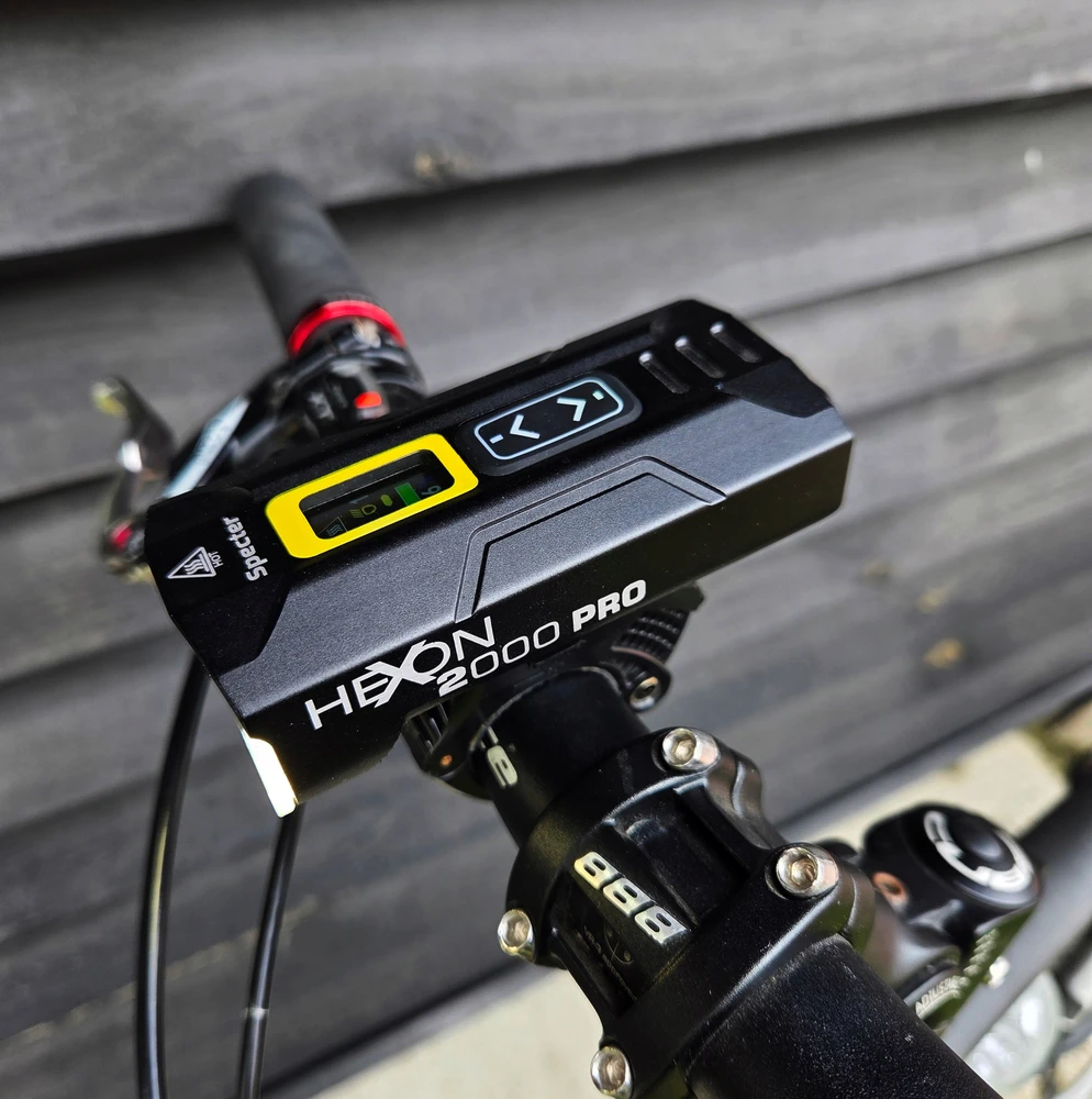 SPECTER HEXON 2000PRO POWERBANK dviračio žibintų rinkinys + galinis Raudonas AQY