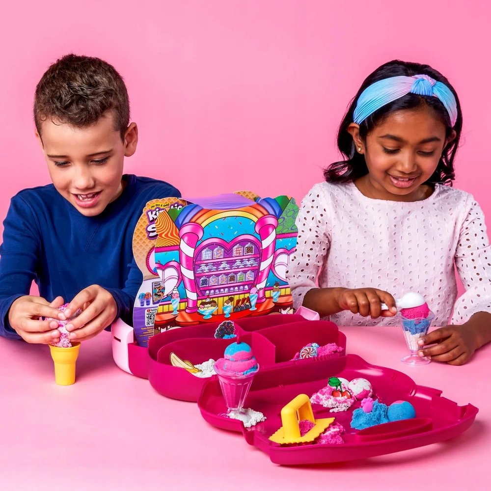 Spin Master KINETIC SAND LEDŲ PARDUOTUVĖ KINETIC SAND DIDELIS RINKINYS LAGAMINE 680 G