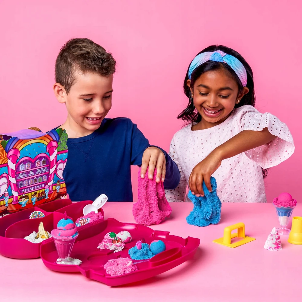 Spin Master KINETIC SAND LEDŲ PARDUOTUVĖ KINETIC SAND DIDELIS RINKINYS LAGAMINE 680 G