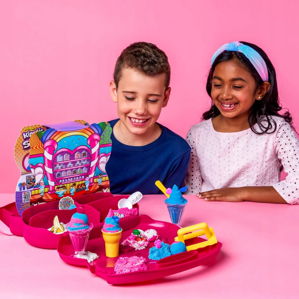 Spin Master KINETIC SAND LEDŲ PARDUOTUVĖ KINETIC SAND DIDELIS RINKINYS LAGAMINE 680 G