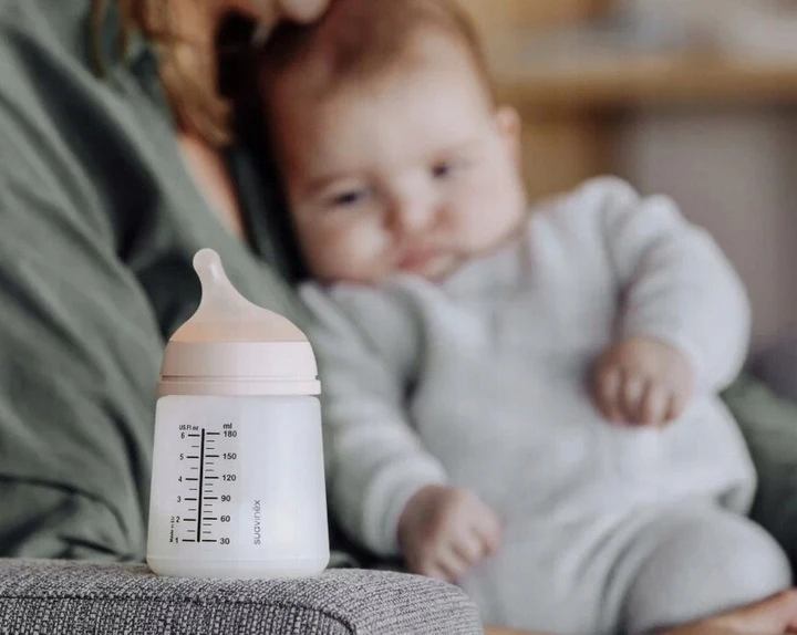 SUAVINEX ZERO ZERO ANTI-COLIC BUTELIUKAS SU LĖTOS SROVĖS ŽINDUKU, 180ML, NUO +0 MĖN., LIGHT