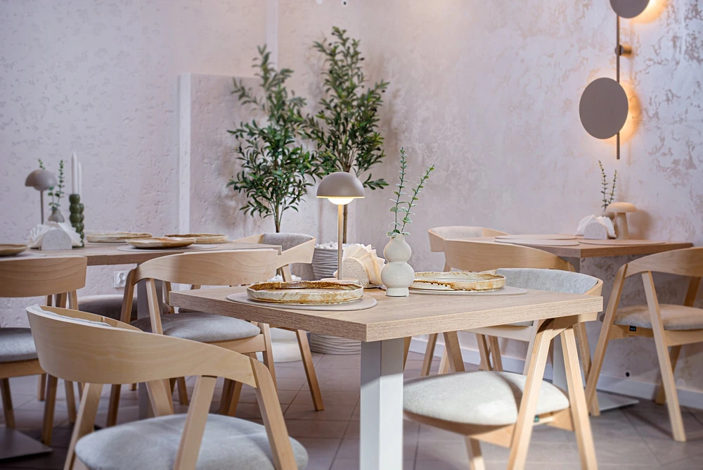 Sukraunama, minkšta buko medinė kėdė virtuvei, svetainei ir restoranui