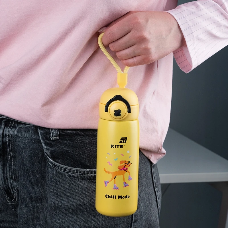 Termosas su šiaudeliu vaikams, geltonas, su metaliniu sieteliu, 430 ml Kite