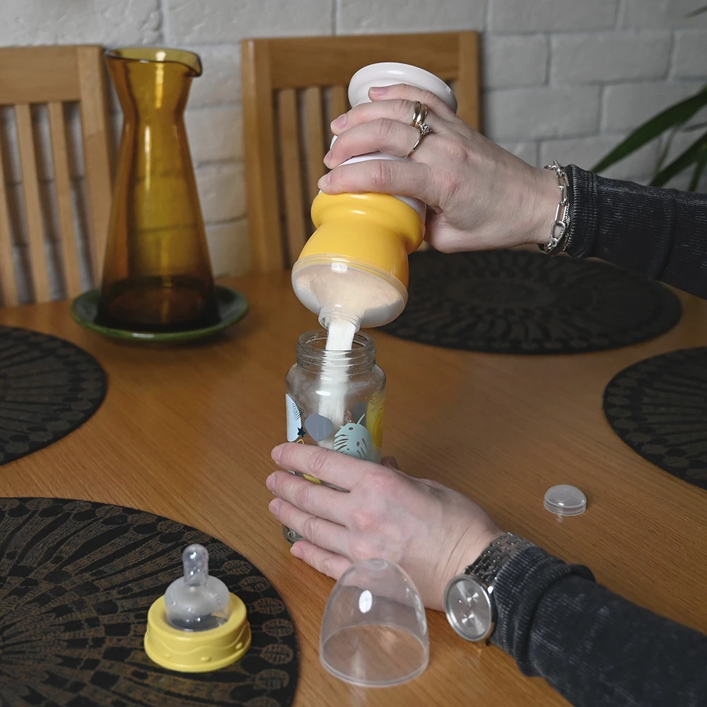 THERMOBABY pieno miltelių talpykla su piltuvu, 3 dalių rausva