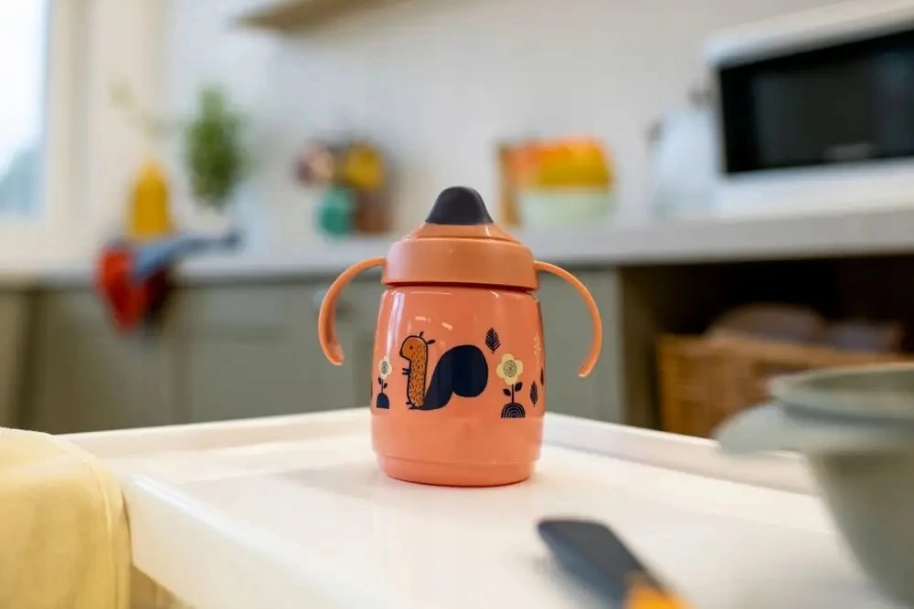 TOMMEE TIPPEE 300 ml 6+ mėn. WEANING SIPPEE puodelis – gertuvė, rožinė