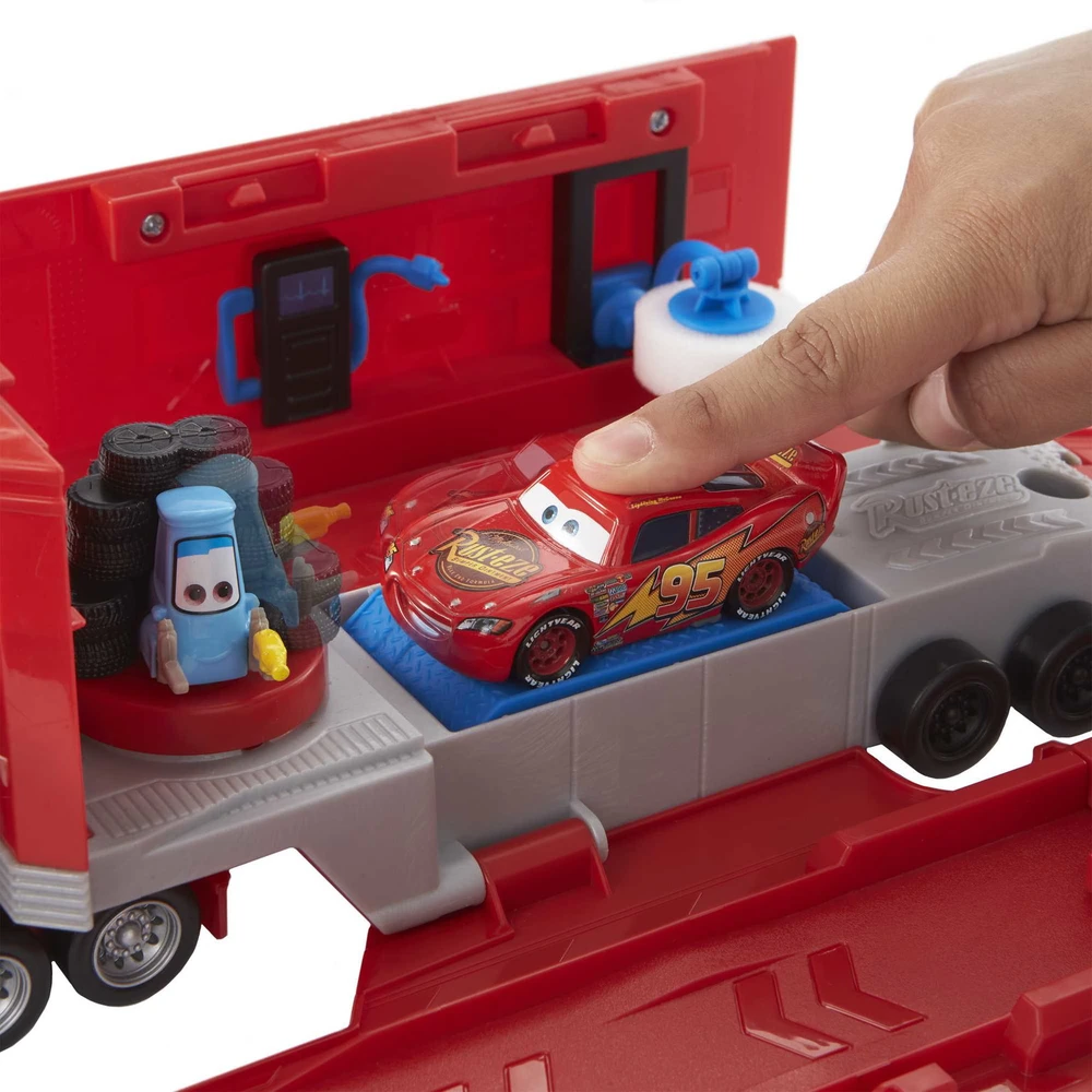 Mattel Cars transporteris Makas su žaidimų aikštele