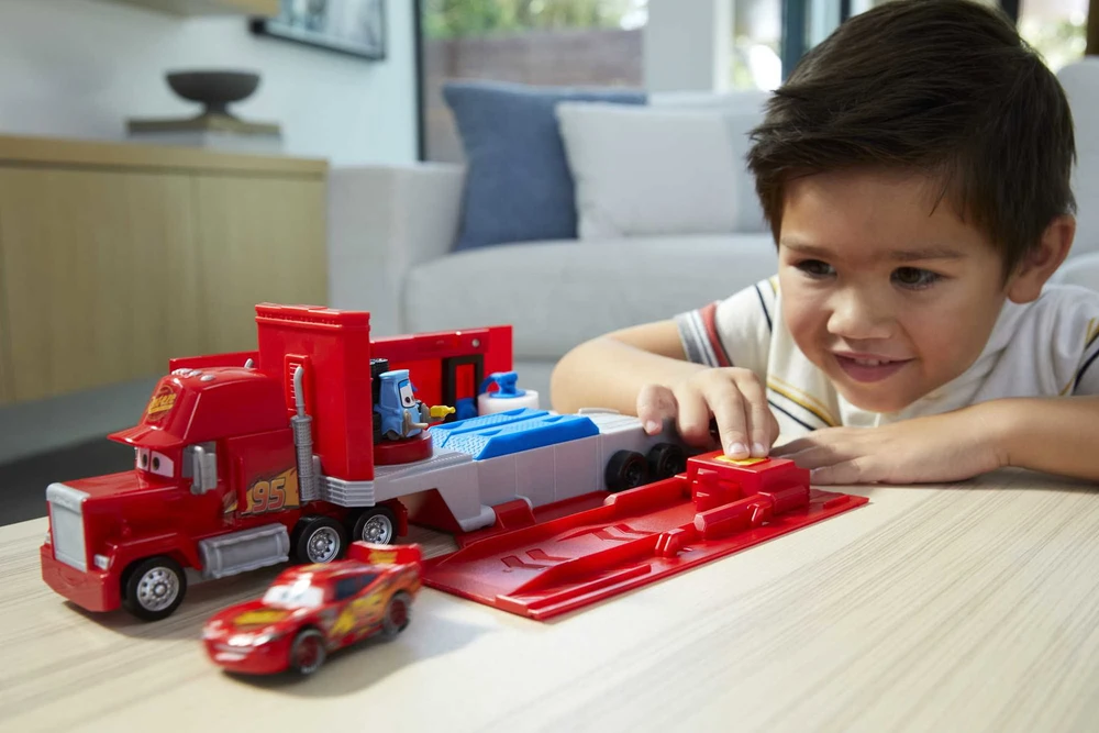 Mattel Cars transporteris Makas su žaidimų aikštele