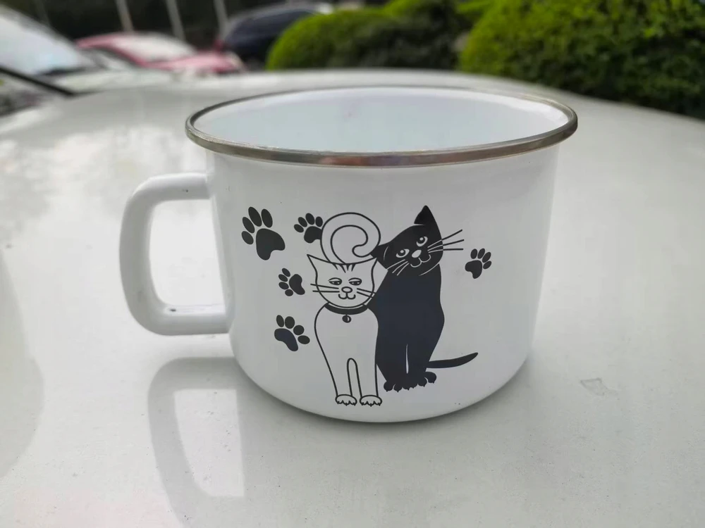 Trendydom Emalio puodelis 500 ml su dangteliu Kotki baltas 10 cm