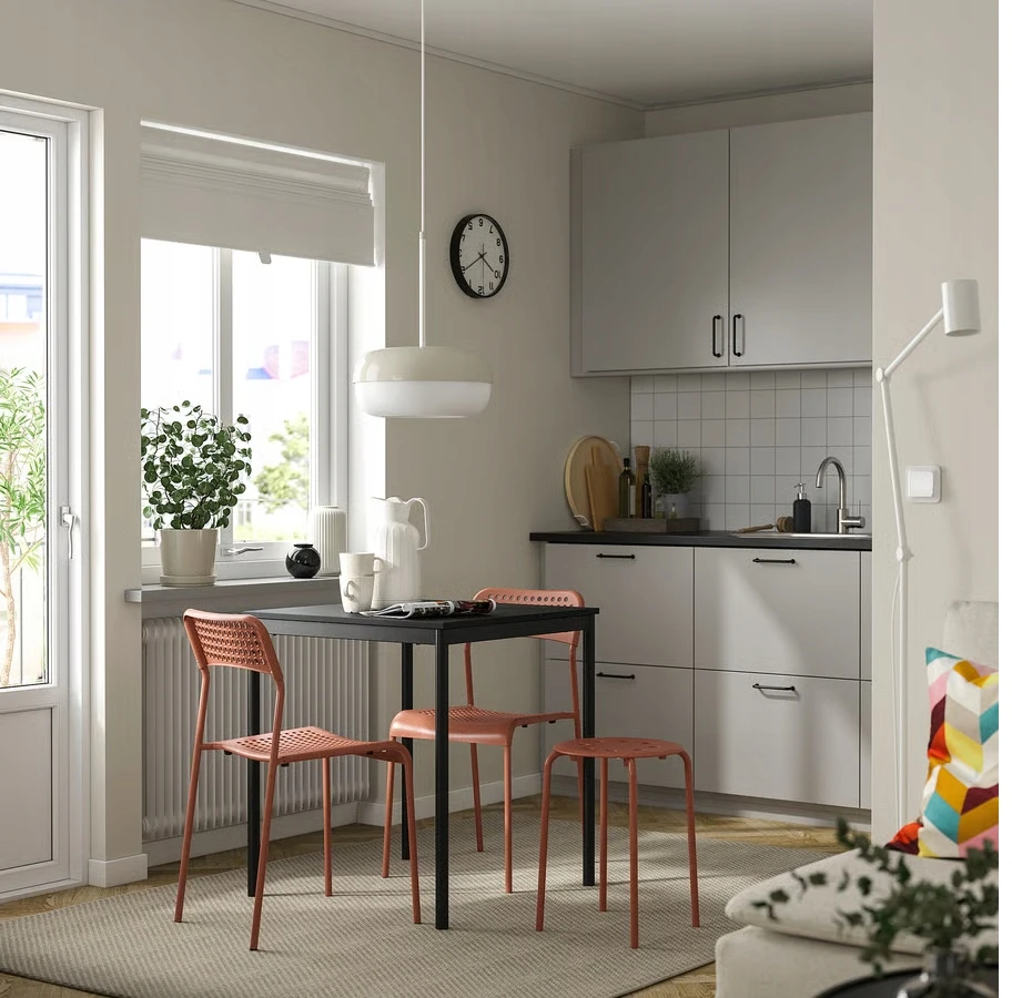 UNIVERSALI ŠVIESA VIRTUVĖS BALKONO KĖDĖ raudonai ruda IKEA SANDSBERG