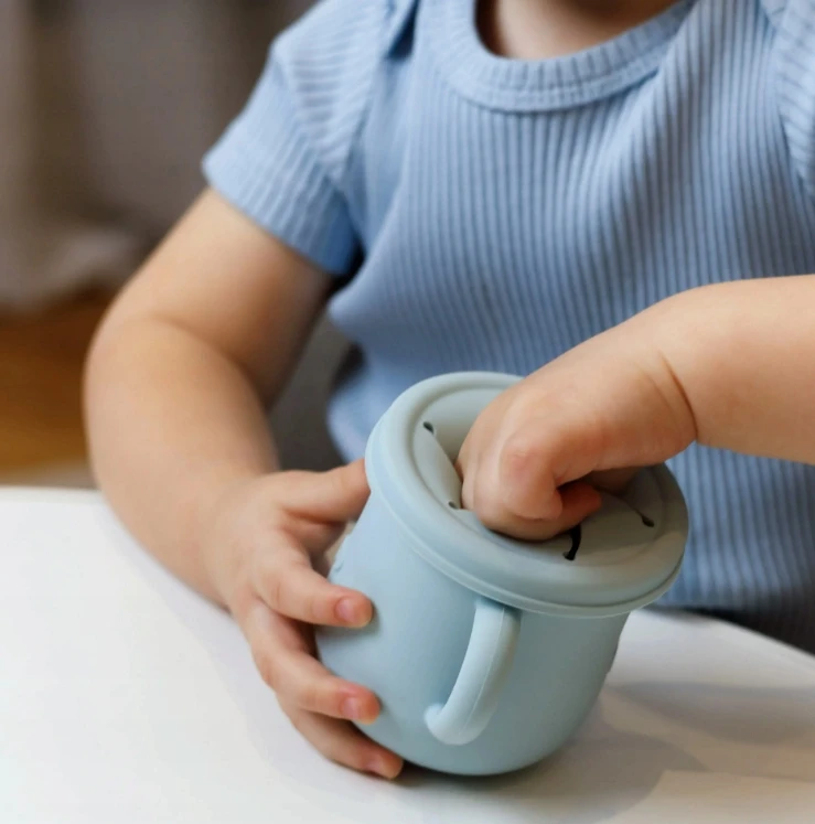 "Unrash" puodelis Silikoninis puodelis su rankenomis ir dangteliu. Mėlyna