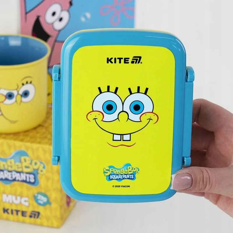 UŽKANDŽIŲ DĖŽĖ SU DYTELIAIS MOKYKLEI 420ml Kempiniukas KITE kvadratinės kelnės