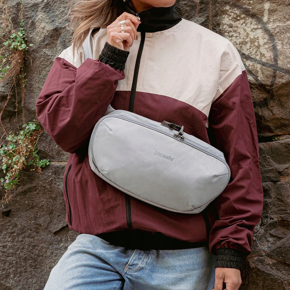 Vandeniui atspari nuo vagysčių apsaugota juosmens (sling) rankinė Pacsafe Metrosafe X Urban Sling, pilka, 5 l