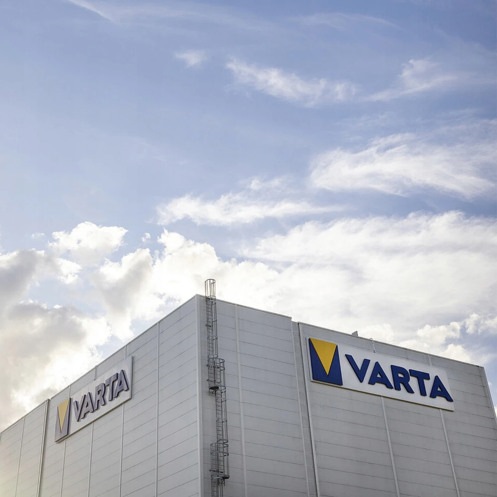 VARTA F20 Tourist rankinis LED žibintuvėlis, atsparus vandeniui IP67 baterija, veikiantis 350lm