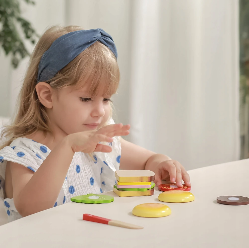 Viga Žaislas - Virtuvės įranga - Pjaustymo rinkinys su hamburgeriu ir sumuštiniu