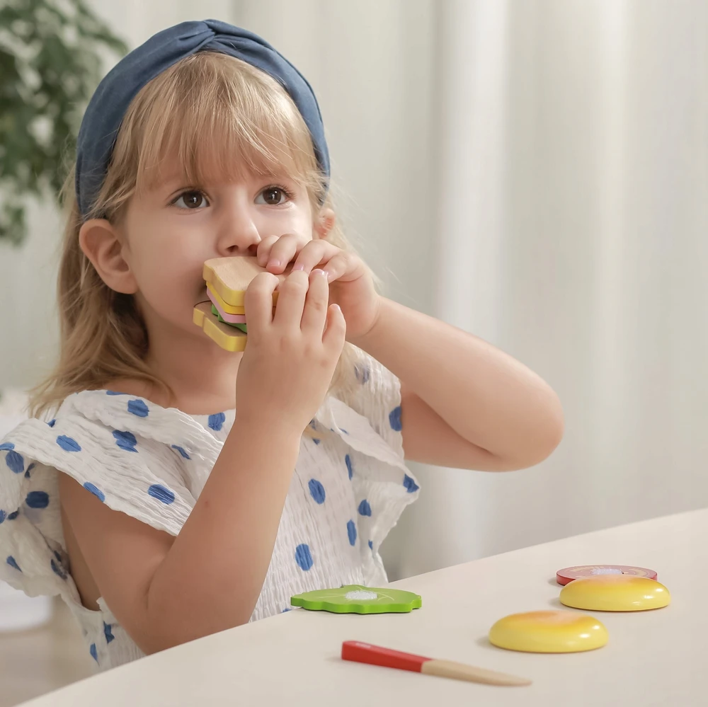 Viga Žaislas - Virtuvės įranga - Pjaustymo rinkinys su hamburgeriu ir sumuštiniu