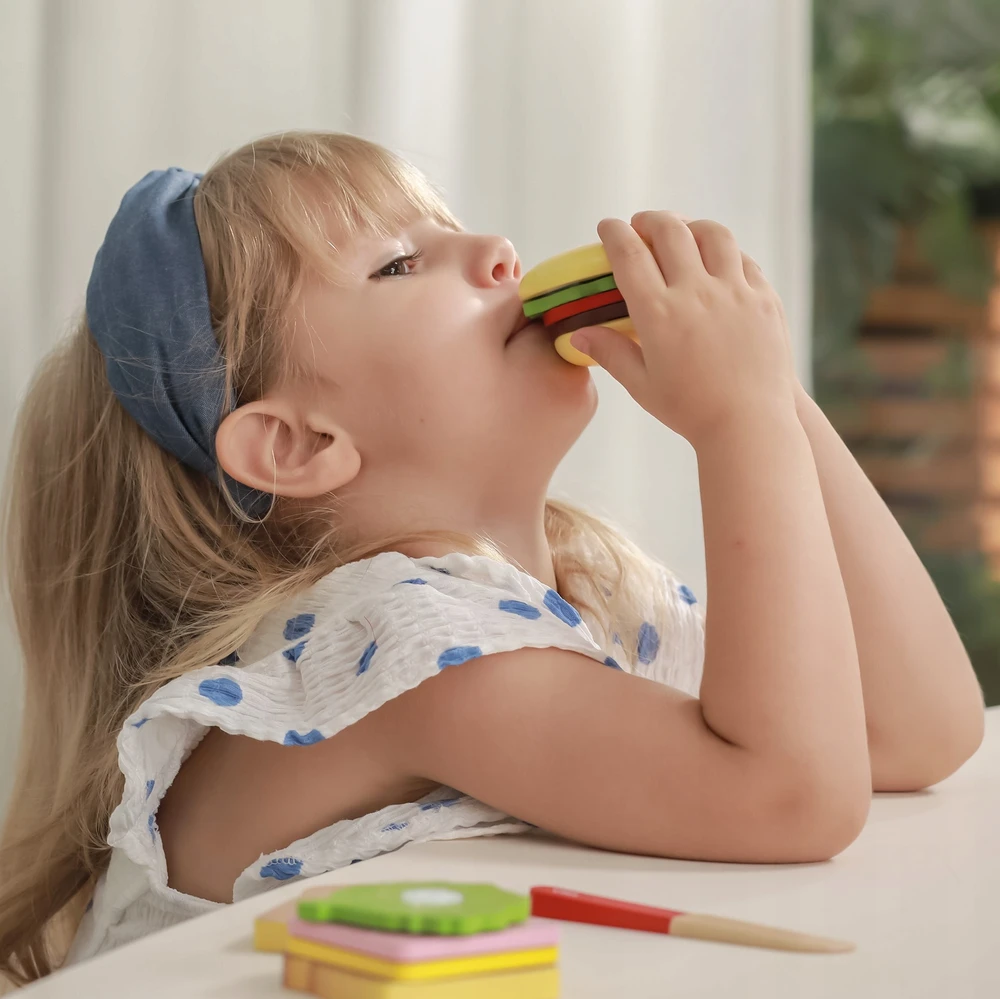 Viga Žaislas - Virtuvės įranga - Pjaustymo rinkinys su hamburgeriu ir sumuštiniu