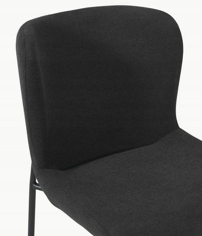 Westwing Collection Tess juodos spalvos minkšta kėdė su metalinėmis kojomis