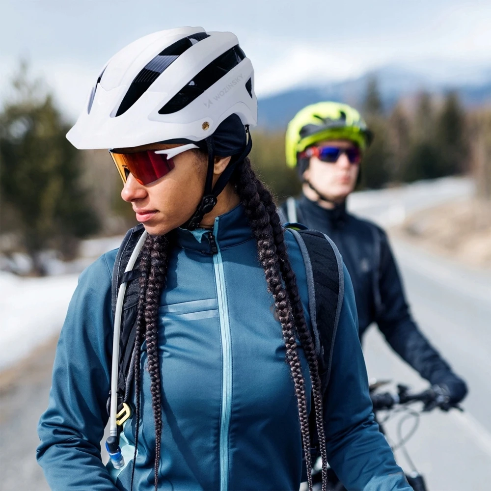 Dviratininko šalmas MTB Wozinsky su odpinanym daszkiem lekki L - juoda-balta