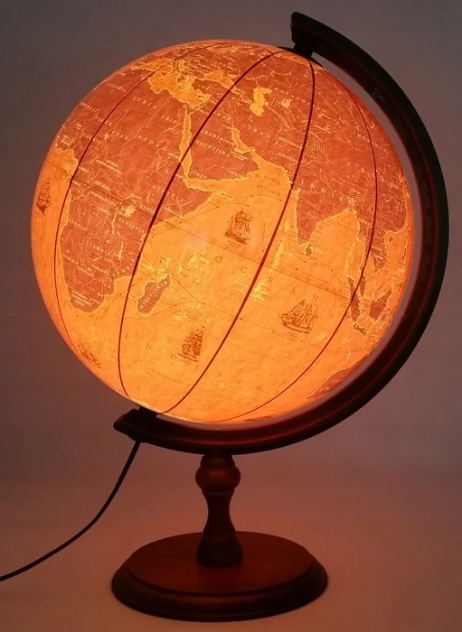 Zachem Retro šviečiantis gaublys 32cm su medine stotele ir burlaiviais