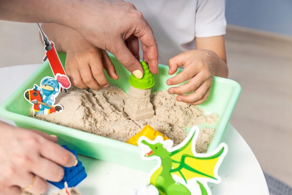 ZAMEK KINETIC SAND 1kg GENIO KIDS rinkinys + baseino ir smėlio formelės