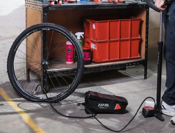 ZEFAL TUBELESS TANK pompos oro talpa, juoda