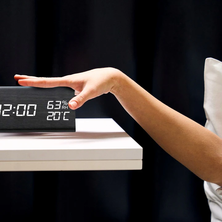 ZEGAR BUDZIK ELEKTRONICZNY CYFROWY NA SZAFKĘ NOCNĄ ALARM TERMOMETR