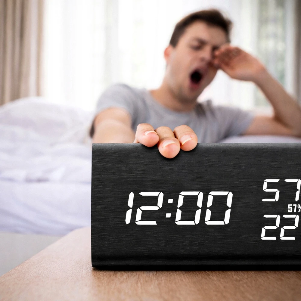 ZEGAR BUDZIK ELEKTRONICZNY CYFROWY NA SZAFKĘ NOCNĄ ALARM TERMOMETR