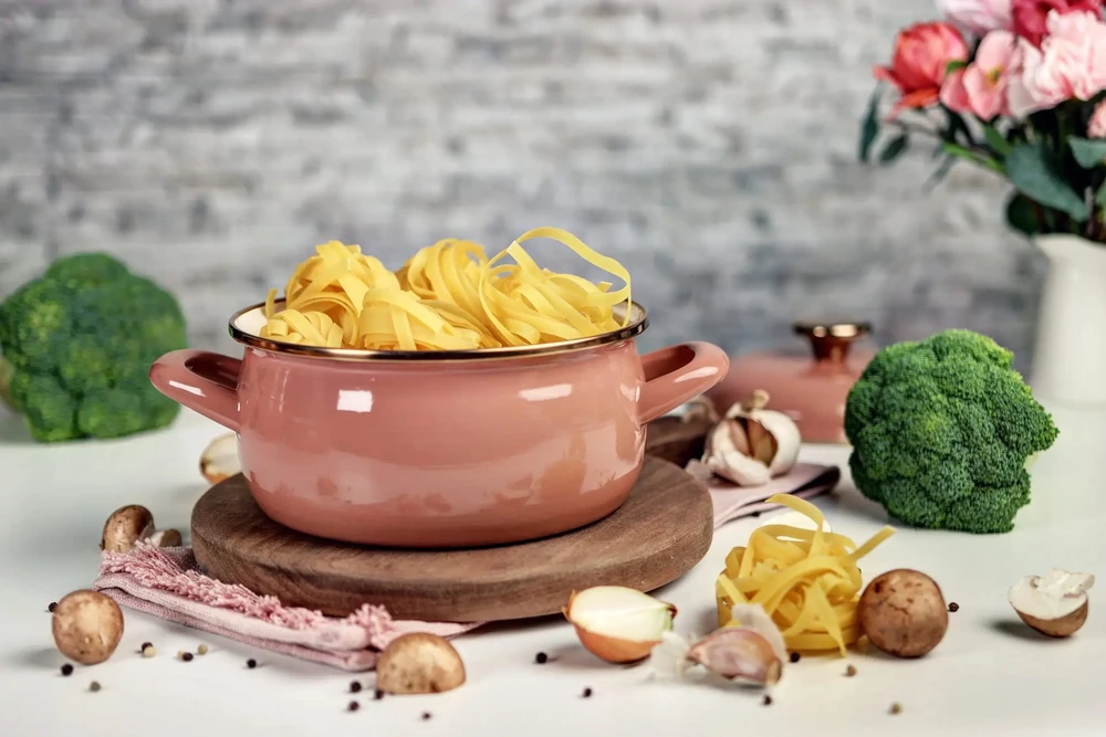 Žemas emaliuotas puodas su dangteliu 18cm 2,4L I Metalac Mocha Mousse