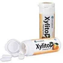 MIRADENT XYLITOL becukrė kramtomoji guma su ksilitoliu vaisių skonio, 30 vnt.