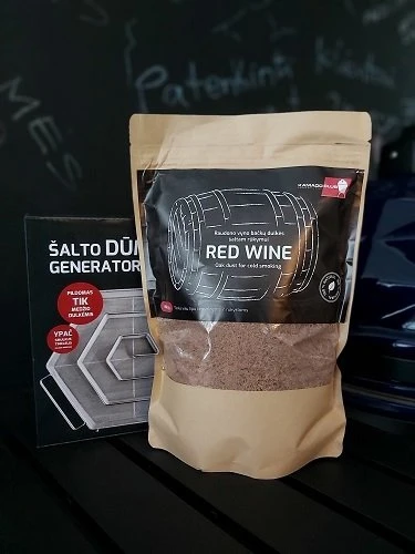 Kamado Club Raudono vyno statinių dulkės šaltam rūkymui, 450 g aprašymas - Prekės nuotrauka