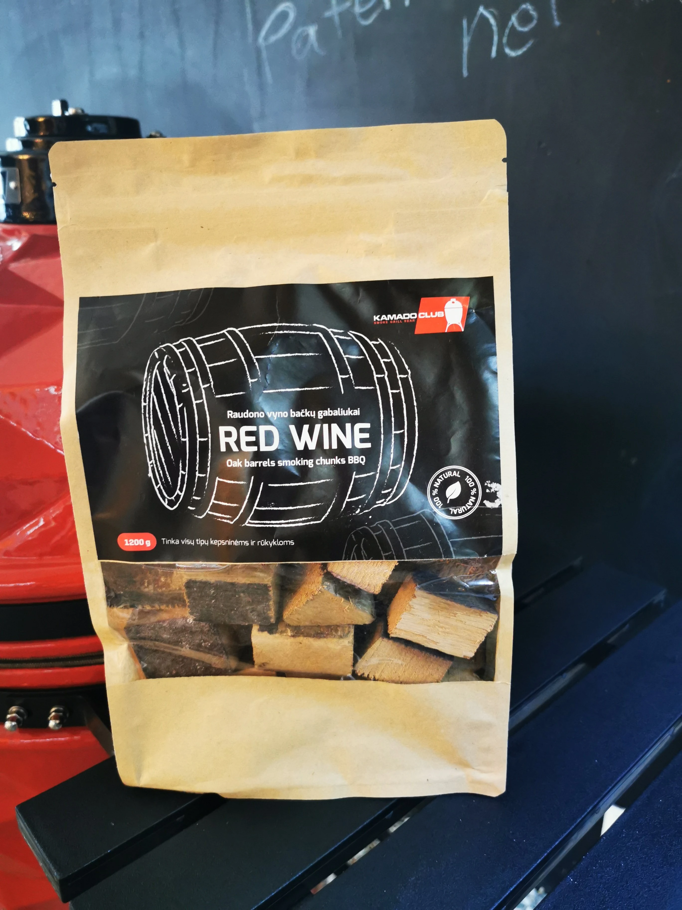 Kamado Club Raudono vyno statinių gabaliukai rūkymui, 1200g aprašymas - Prekės nuotrauka