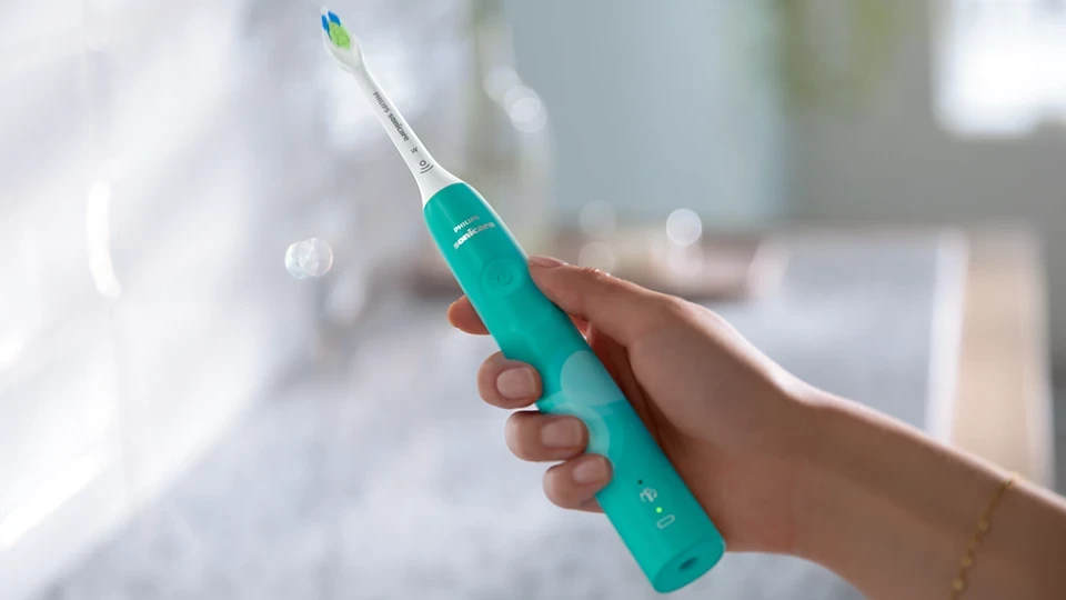 Žalsvas Philips Sonicare 4100 rankoje