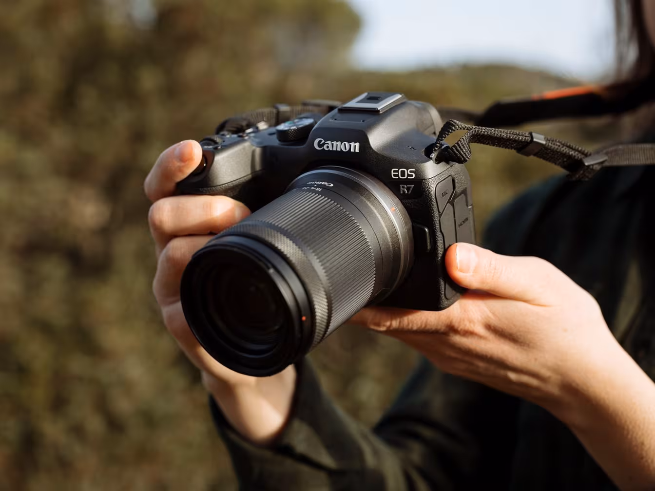 Canon EOS R7 fotoaparatas su RF-S 18–150 mm F3.5–6.3 IS STM objektyvu aprašymas - Prekės nuotrauka
