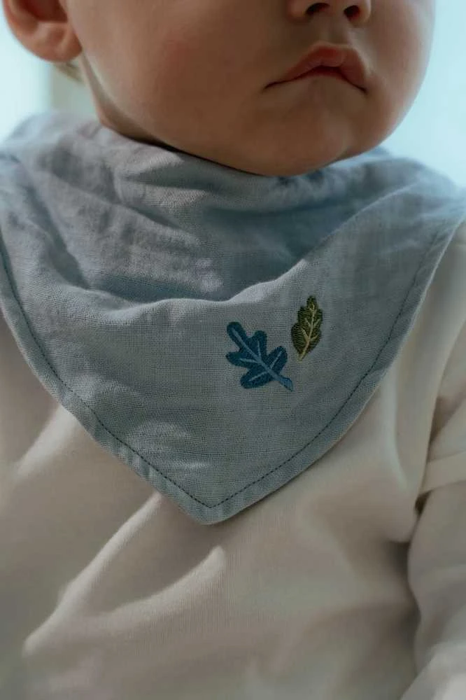 Melsva bandana su augalų motyvais