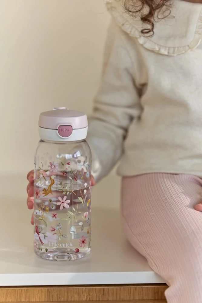 Rosti Mepal Little Dutch gertuvė su atlenkiamu dangteliu „Fairy Wonders“, 600 ml