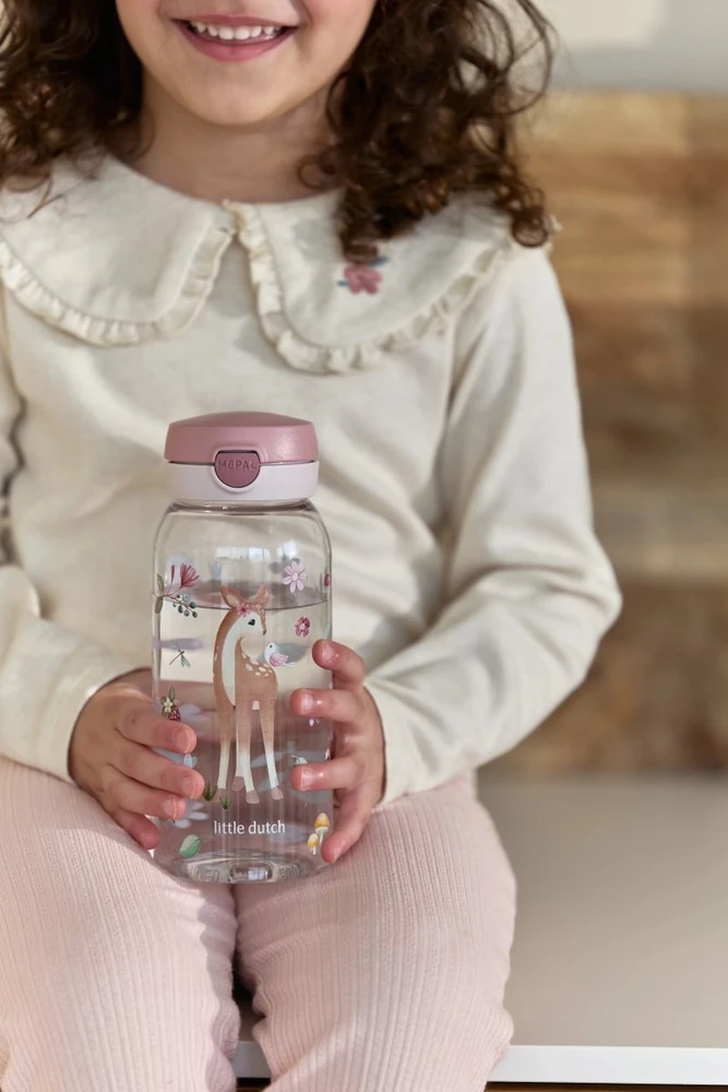 Rosti Mepal Fairy Little Dutch gertuvė su atlenkiamu dangteliu „Fėjų sodas“, 600 ml