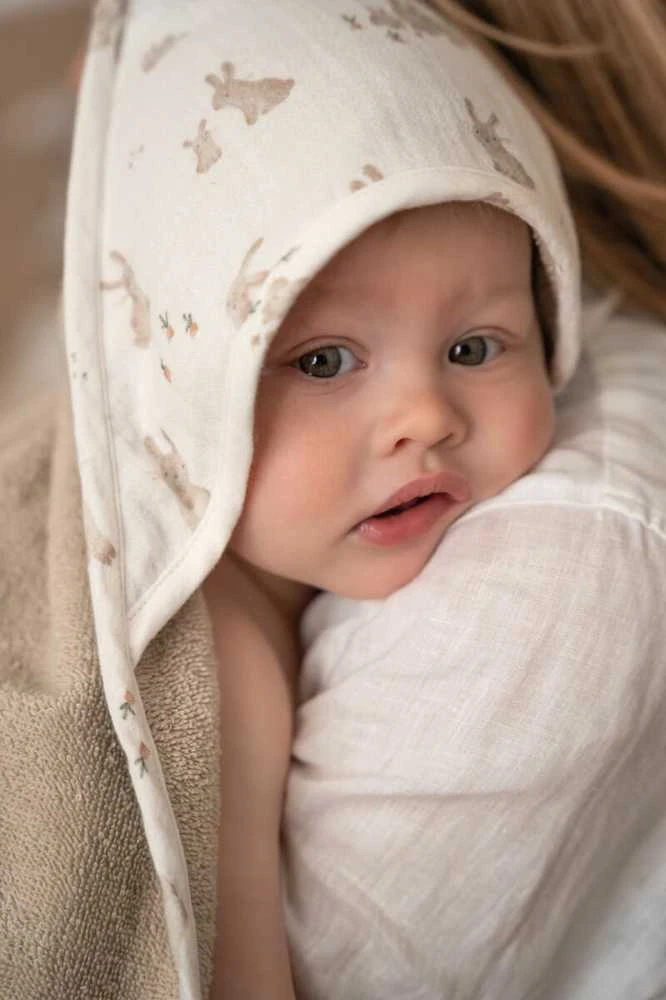 Little Dutch Muslino rankšluostis su gobtuvu ´Baby Bunny´