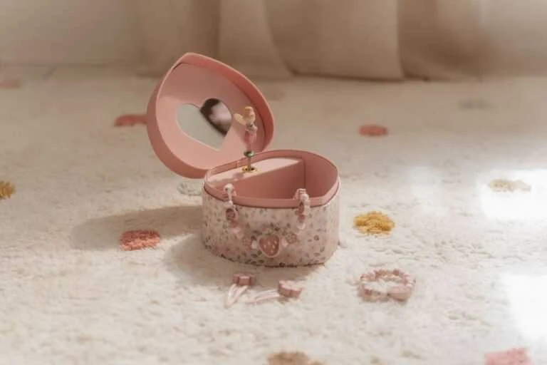 Little Dutch braškių rašto papuošalų dėžutė su balerina