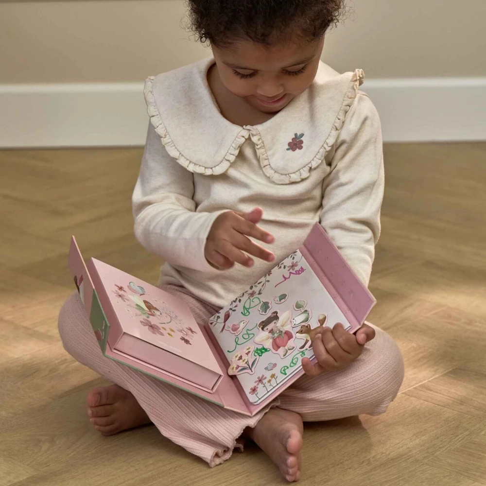 Dėlionė Little Dutch ROSA Mažojo Dutcho magnetų ir piešimo rinkinys „Rožių ir fėjų sodas“