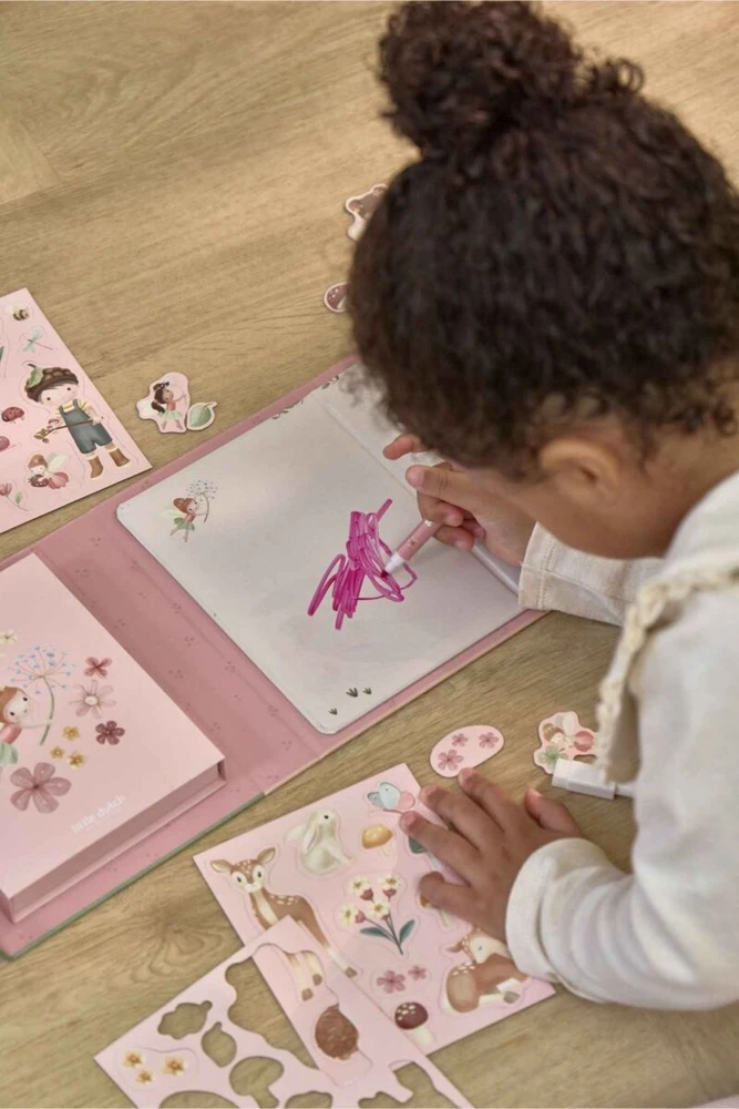Dėlionė Little Dutch ROSA Mažojo Dutcho magnetų ir piešimo rinkinys „Rožių ir fėjų sodas“