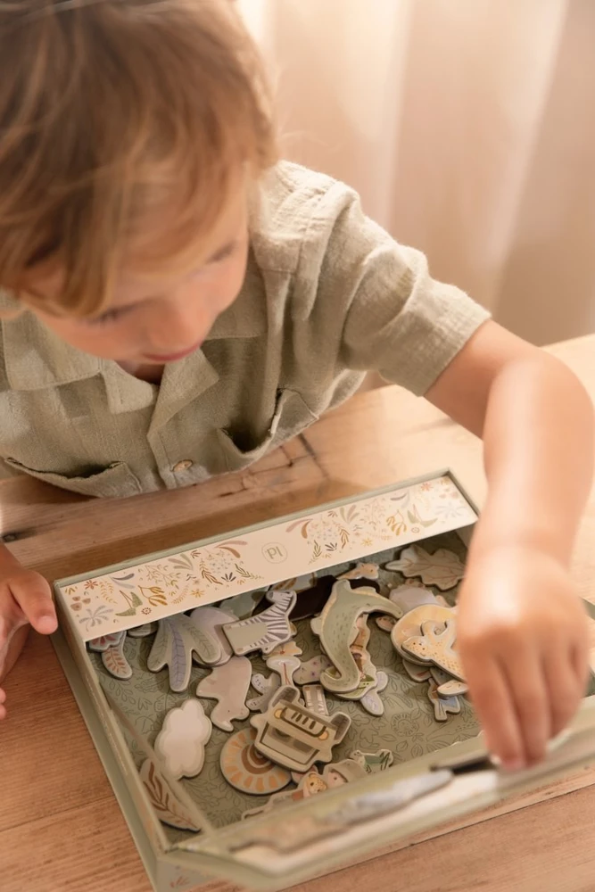Little Dutch Magnetic Play Board ´Dress ­Up Jim &amp; Rosa´ FSC