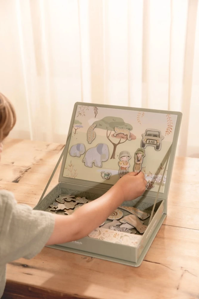 Little Dutch Magnetic Play Board ´Dress ­Up Jim &amp; Rosa´ FSC