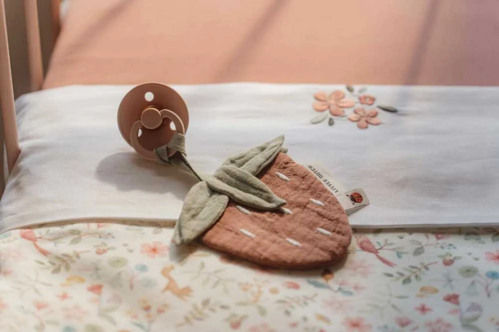 Little Dutch čiulptuko pakabukas braškių spalvos