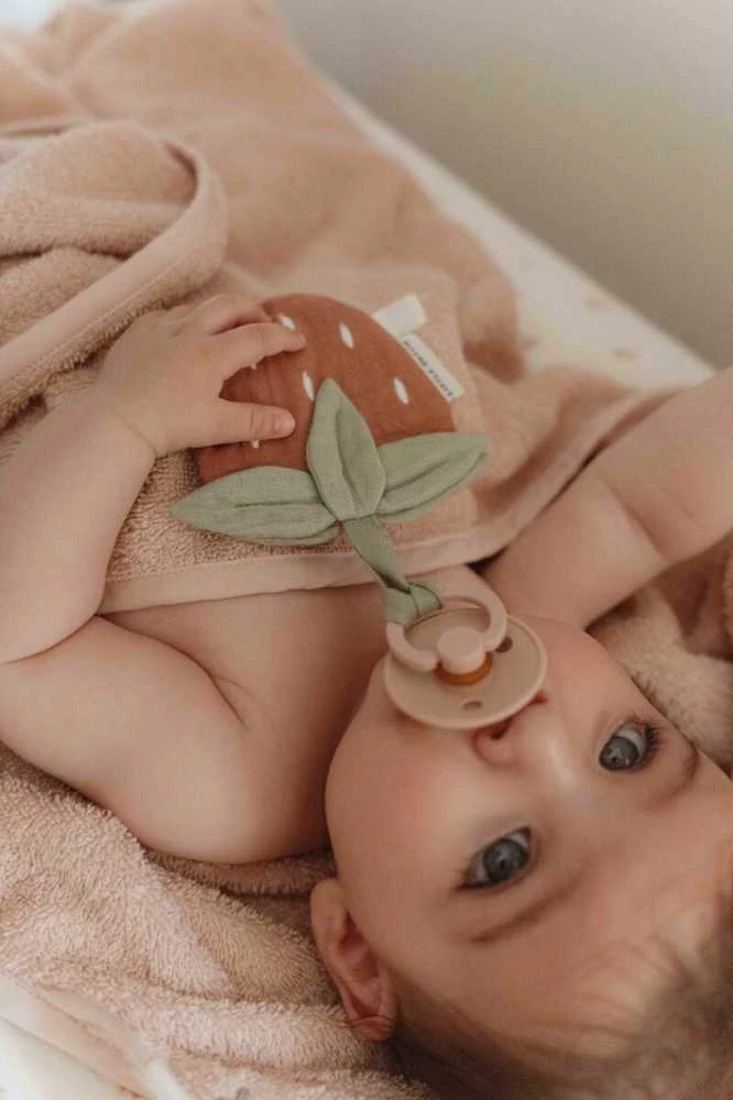 Little Dutch čiulptuko pakabukas braškių spalvos