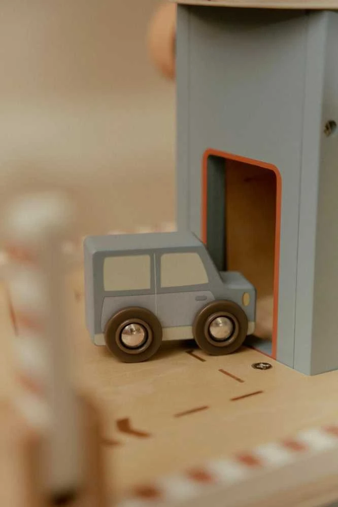 Little Dutch medinė automobilių stovėjimo aikštelė