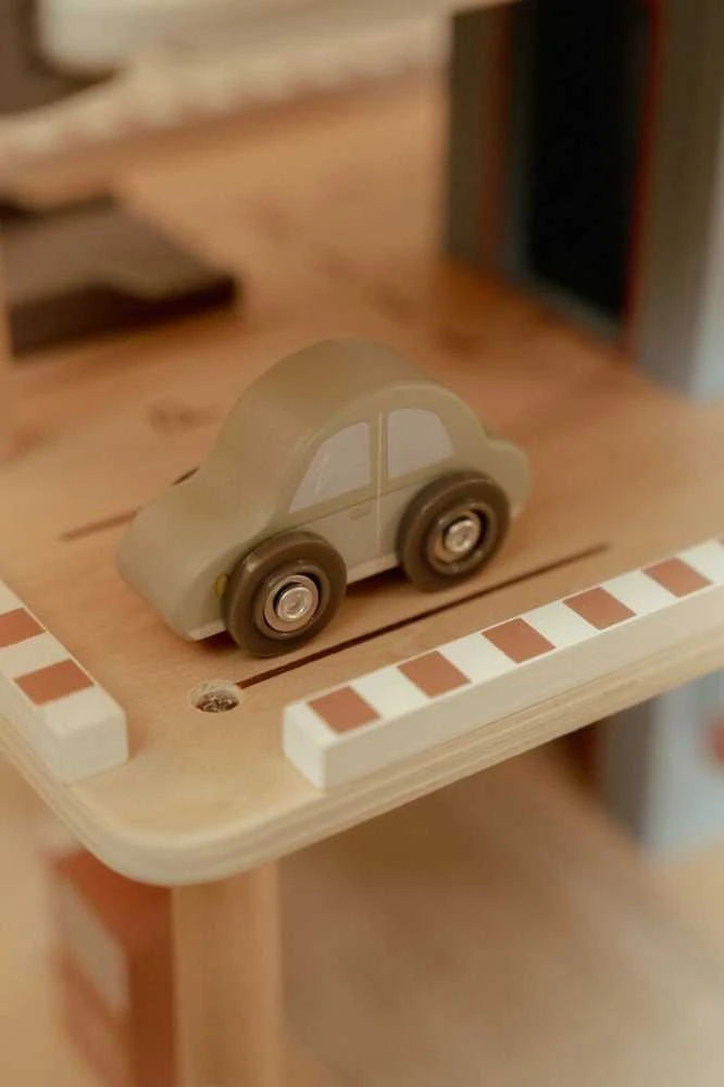 Little Dutch medinė automobilių stovėjimo aikštelė