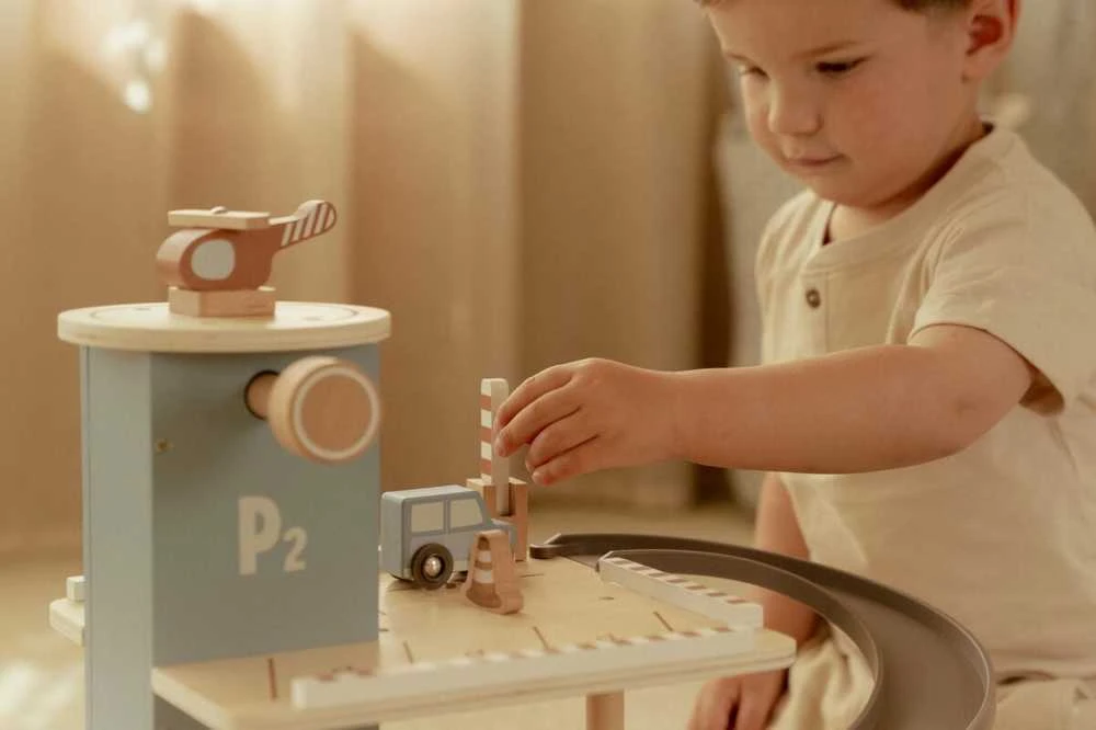 Little Dutch medinė automobilių stovėjimo aikštelė