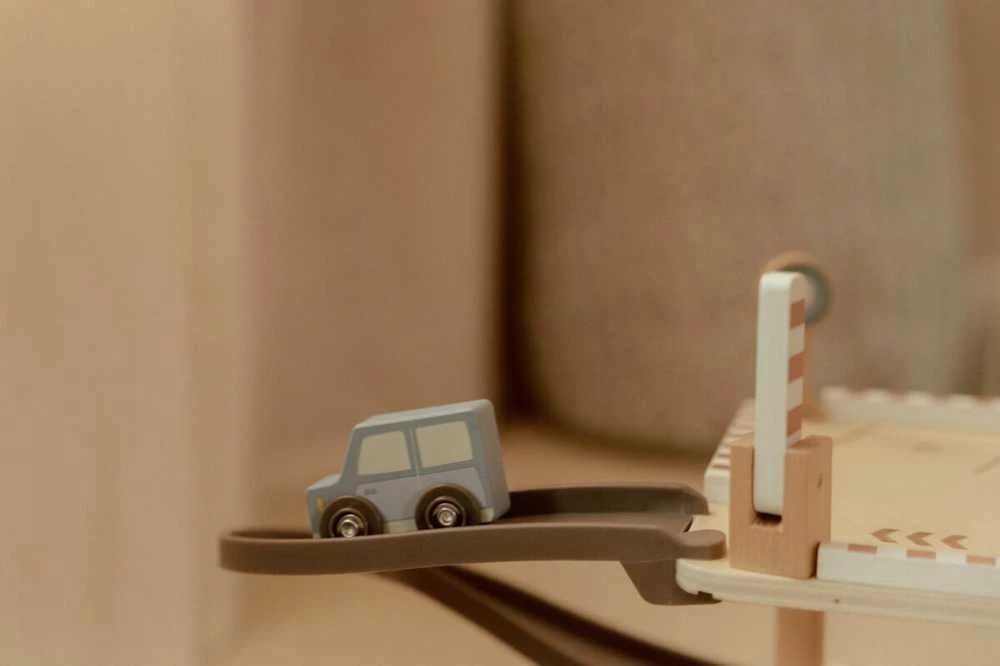 Little Dutch medinė automobilių stovėjimo aikštelė
