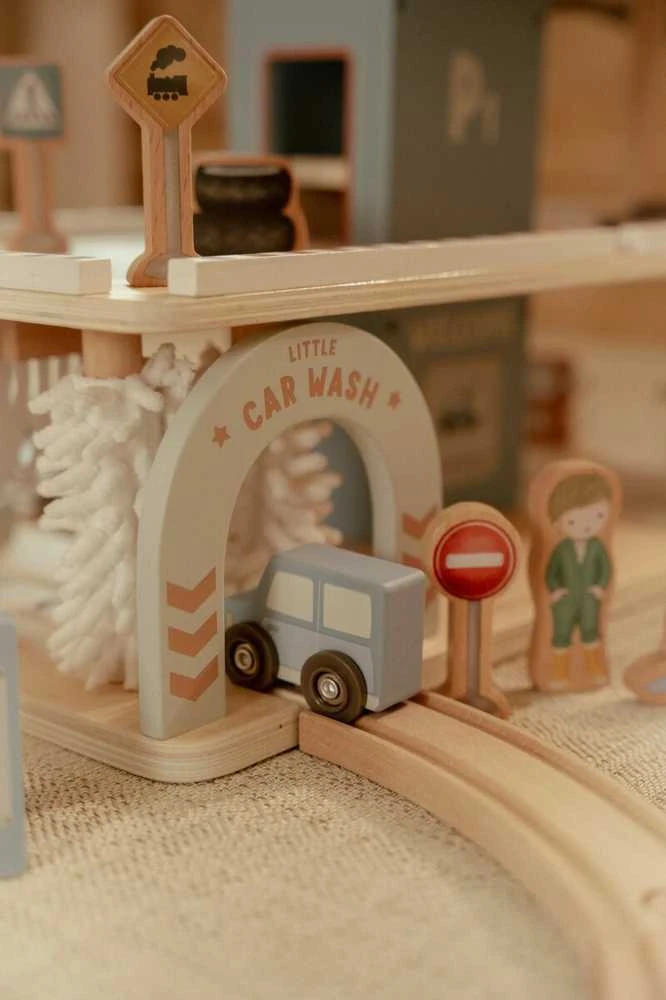 Little Dutch medinė automobilių stovėjimo aikštelė