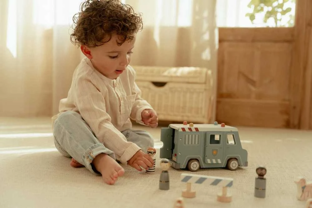 Little Dutch medinis policijos automobilis